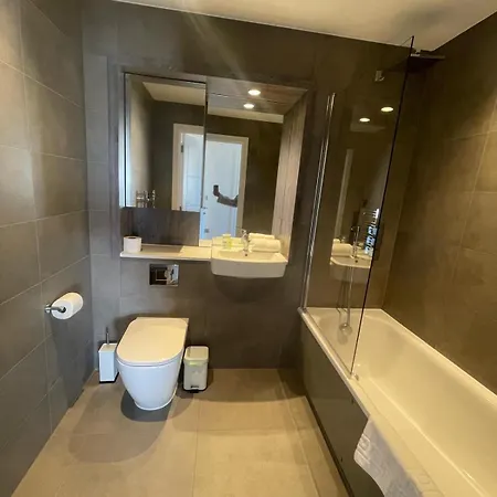 Stylish Two Bedroom - Two Bathrooms - Balcony - Fast Wifi 405sw