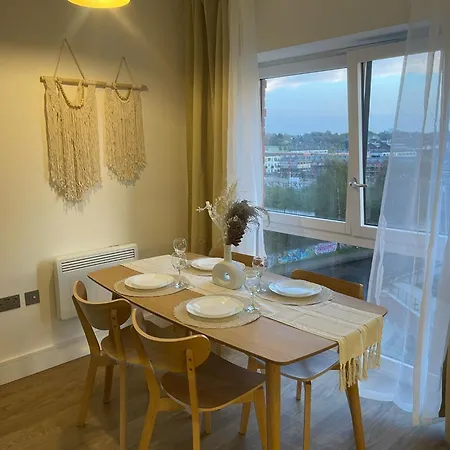 Apartment Stylish Two Bedroom - Two Bathrooms - Balcony - Fast Wifi 405sw *