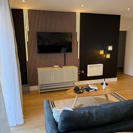 Stylish Two Bedroom - Two Bathrooms - Balcony - Fast Wifi 405sw