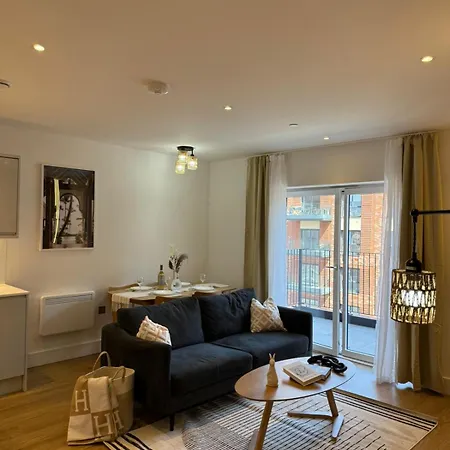 Stylish Two Bedroom - Two Bathrooms - Balcony - Fast Wifi 405sw