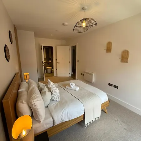 Stylish Two Bedroom - Two Bathrooms - Balcony - Fast Wifi 405sw Apartment *