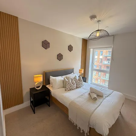 Stylish Two Bedroom - Two Bathrooms - Balcony - Fast Wifi 405sw *