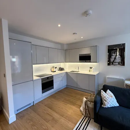 Stylish Two Bedroom - Two Bathrooms - Balcony - Fast Wifi 405sw *