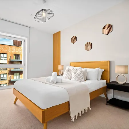 Stylish Two Bedroom - Two Bathrooms - Balcony - Fast Wifi 405sw *