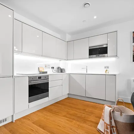 Stylish Two Bedroom - Two Bathrooms - Balcony - Fast Wifi 405sw