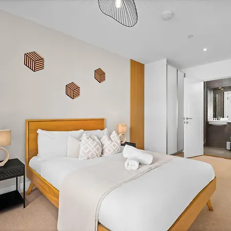 Stylish Two Bedroom - Two Bathrooms - Balcony - Fast Wifi 405sw Apartment *